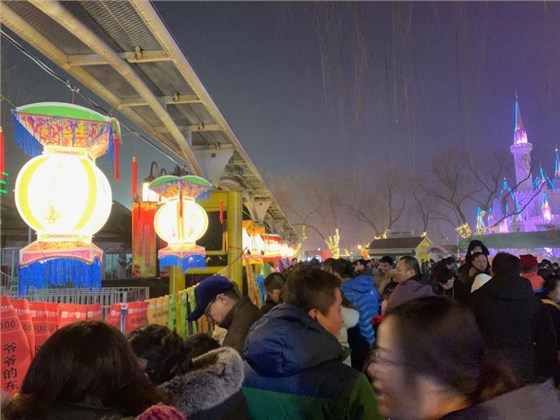 望千門(mén)如晝，嬉笑游冶