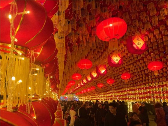 望千門(mén)如晝，嬉笑游冶