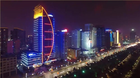 過多過艷的色彩不適宜出現(xiàn)在主干道沿線